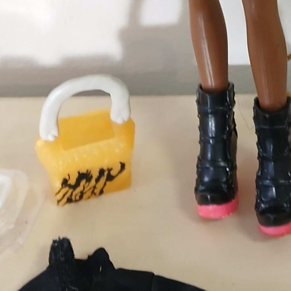 Bratz Sasha doll with clothes and accessories - 14 pieces total - Picture 4 of 10